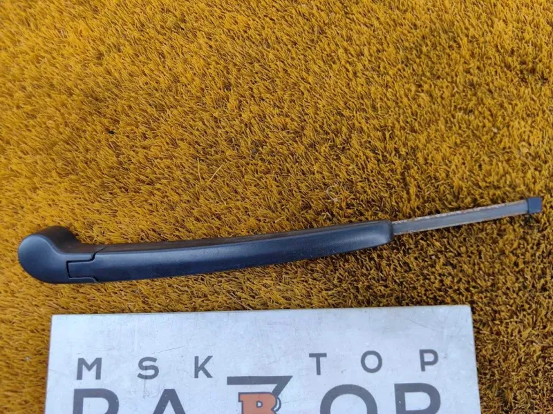 Поводок стеклоочистителя багажника