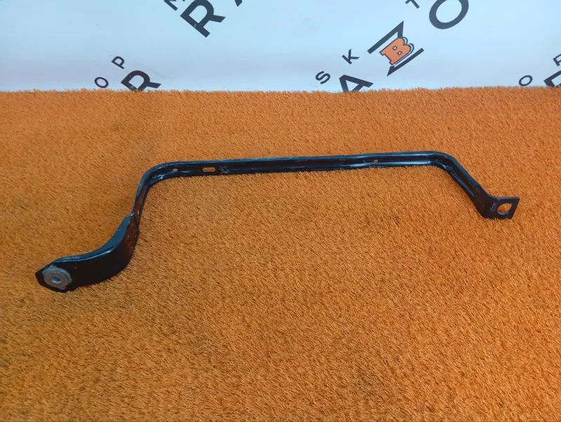 Крепление топливного бака