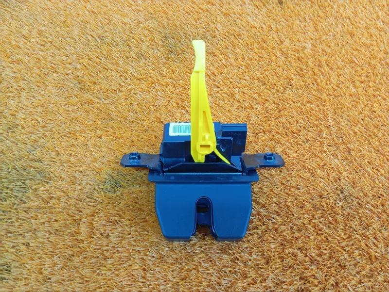 Замок багажника