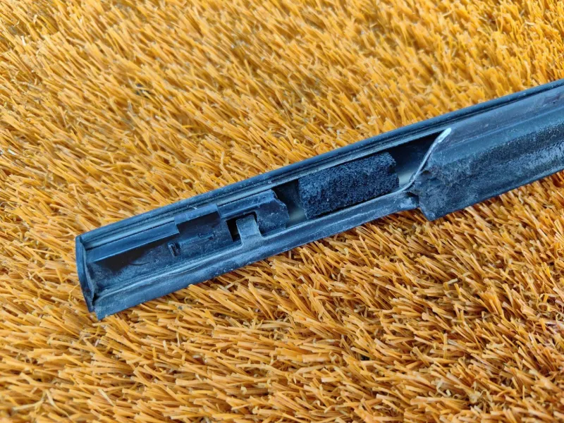 Уплотнитель стекла двери