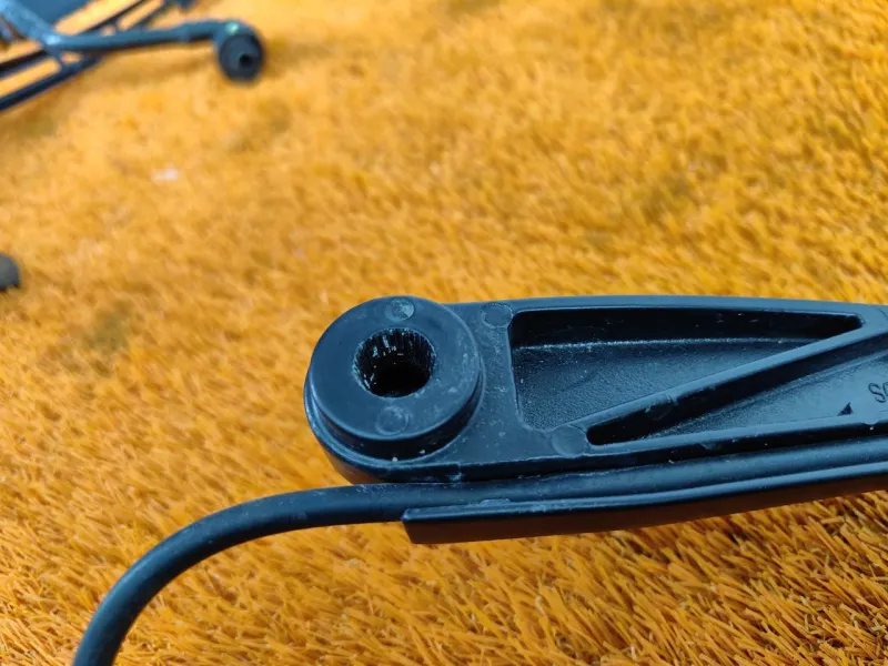 поводок стеклоочистителя