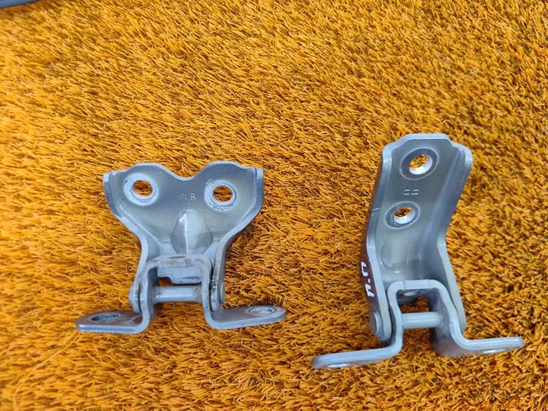 Петля двери