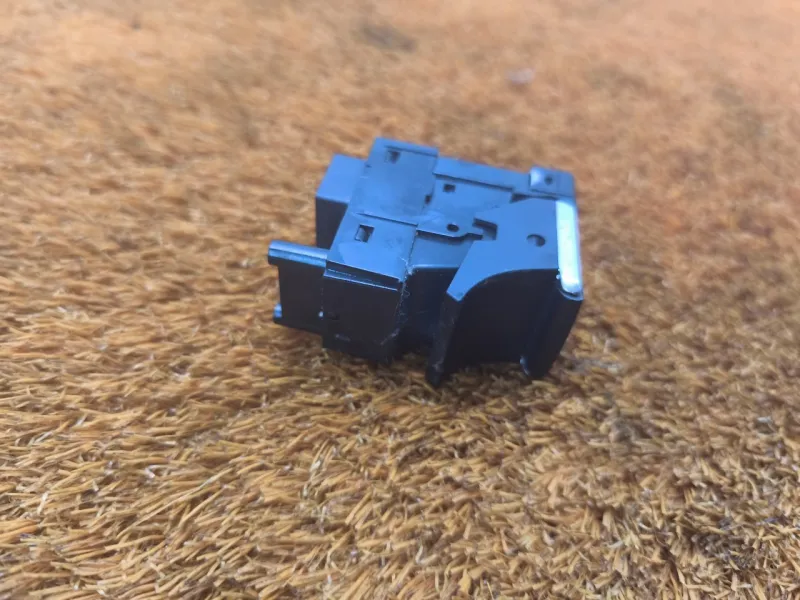 Кнопка стояночного тормоза