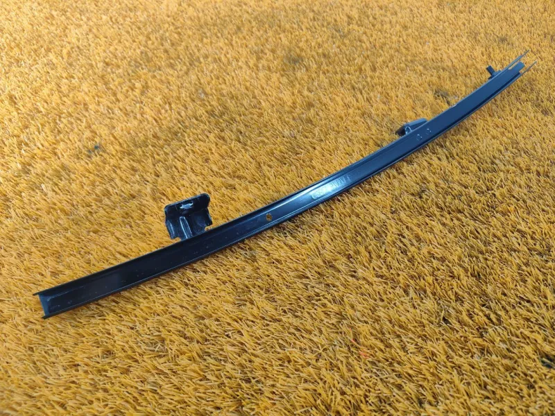 Направляющая стекла двери