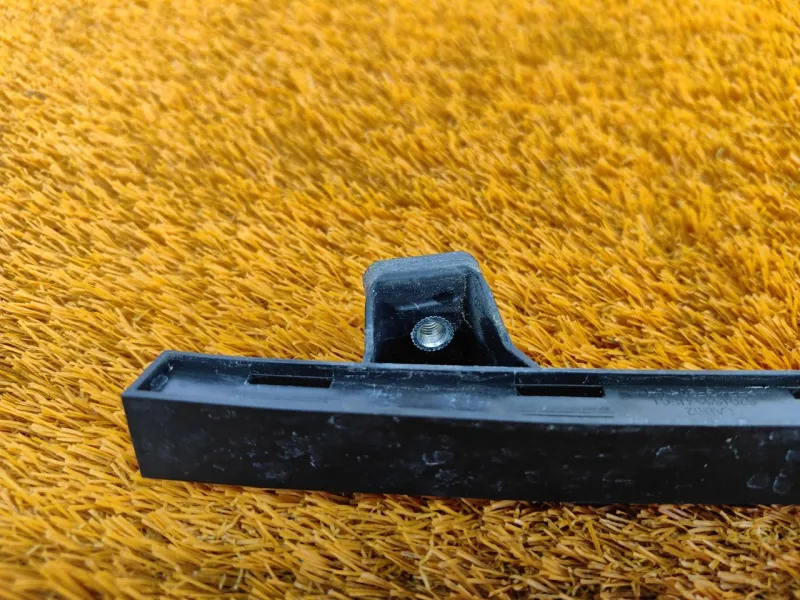 Направляющая стекла двери