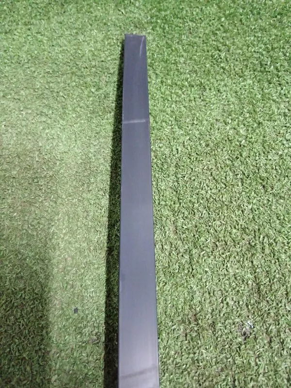 Направляющая стекла двери