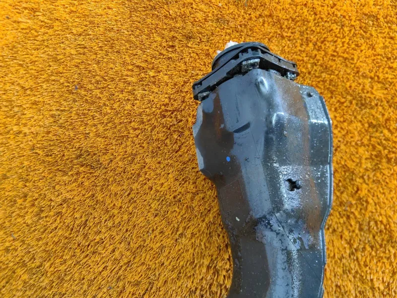 Горловина топливного бака