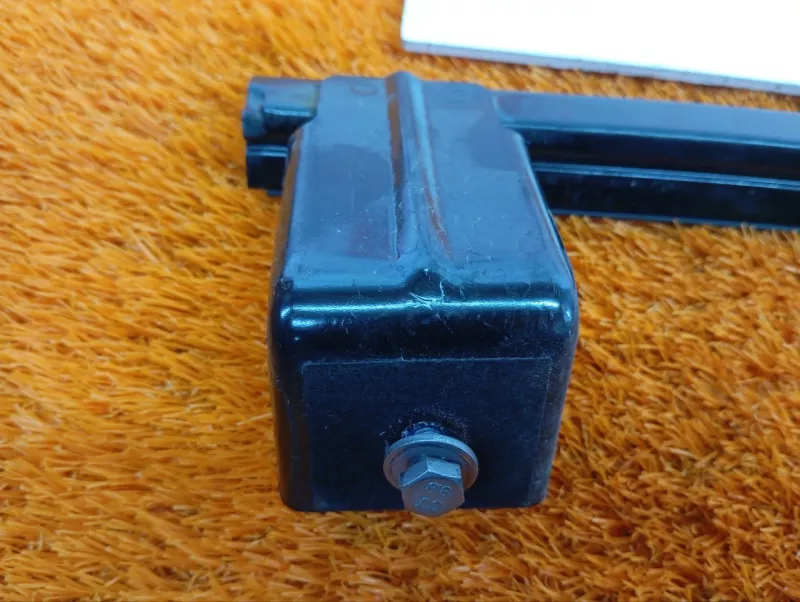 Направляющая стекла двери