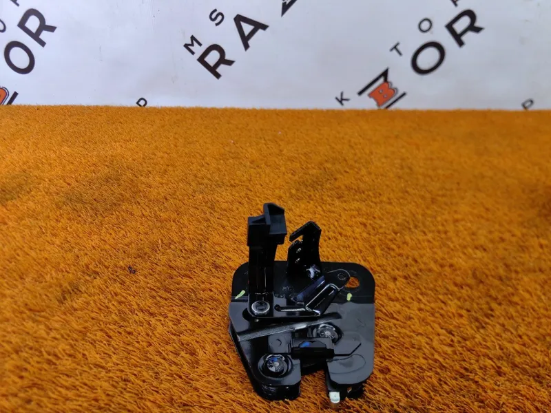 Замок спинки сиденья