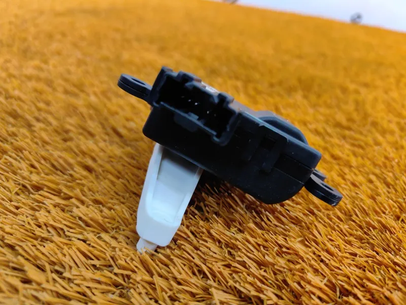 Сервопривод заслонок печки