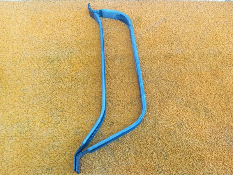 Крепление топливного бака