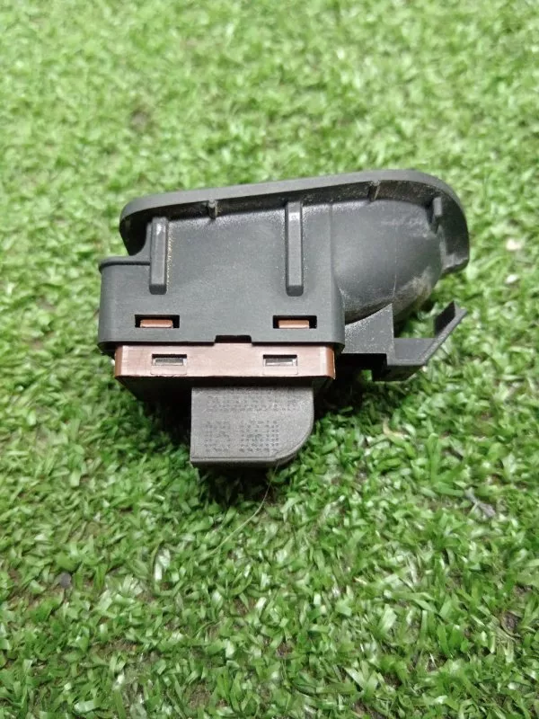 Кнопка открывания багажника