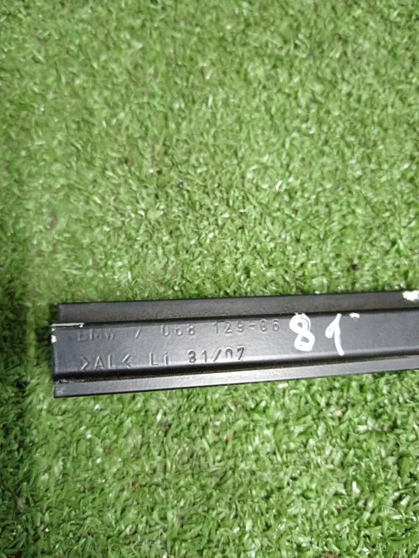 Направляющая стекла двери