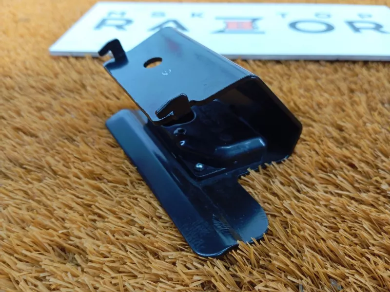 Кронштейн шторки багажника