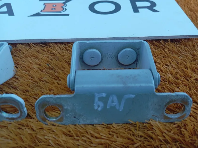 Петля двери багажника