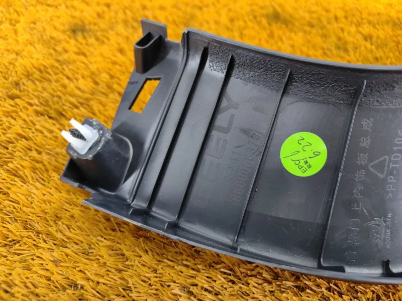 Накладка крышки багажника