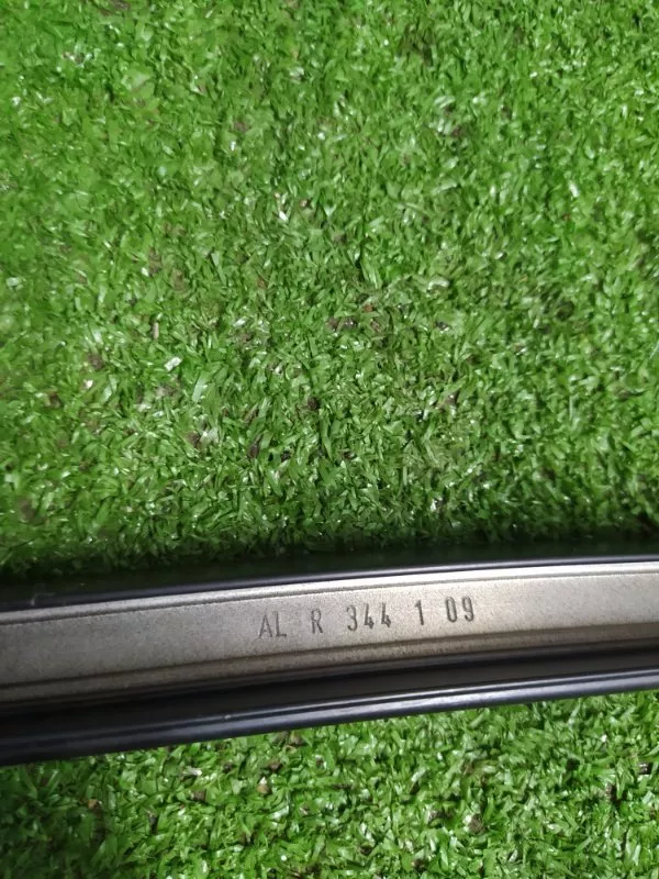 Направляющая стекла двери