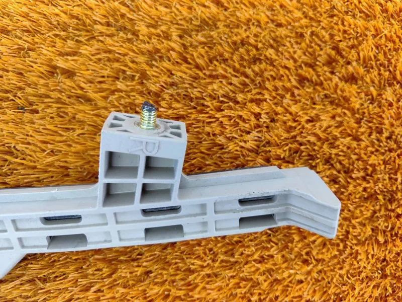 Направляющая стекла двери