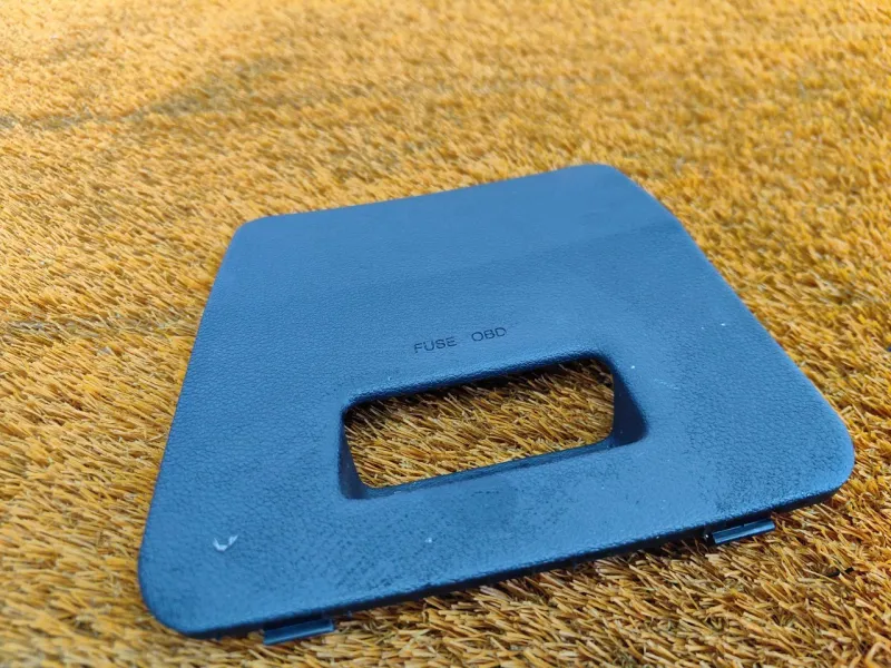 Крышка блока предохранителей