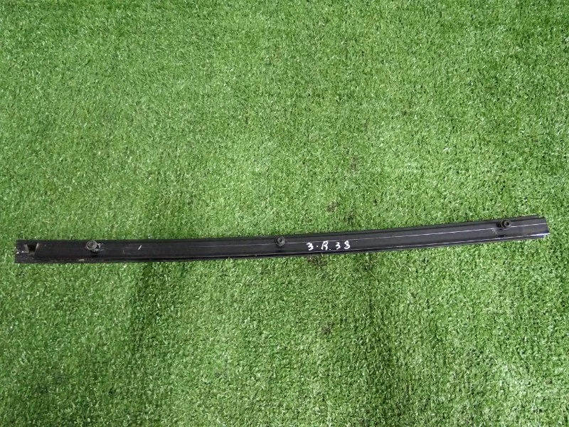 Направляющая стекла двери