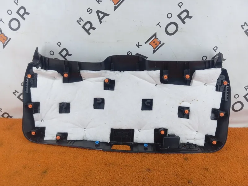 Обшивка двери багажника