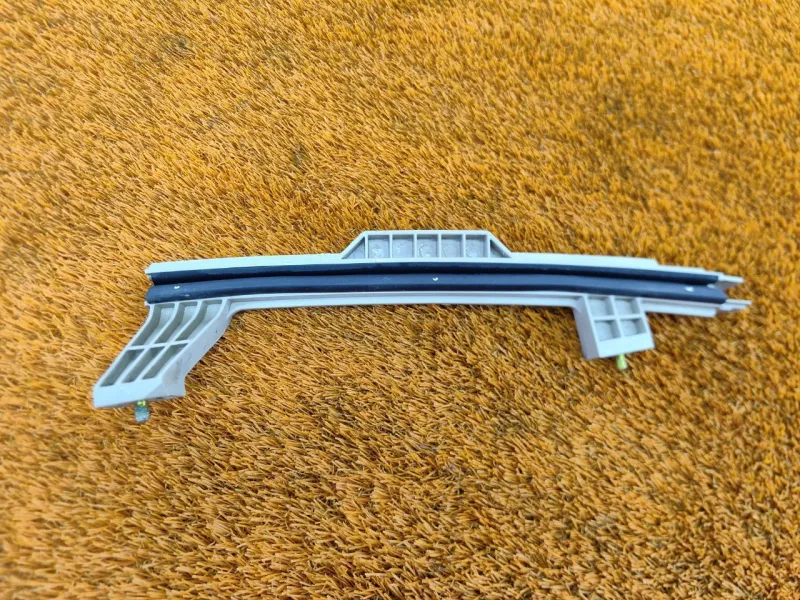 Направляющая стекла двери