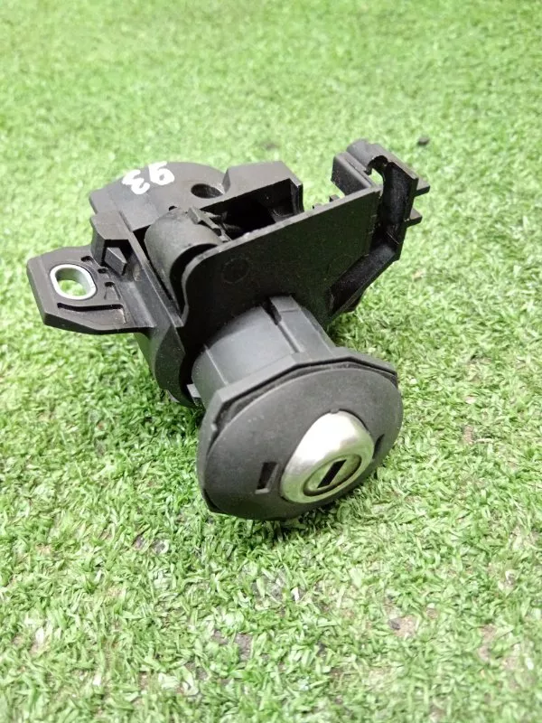 Личинка замка багажника