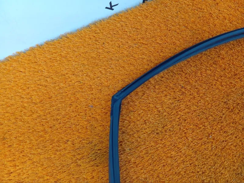 Уплотнитель стекла двери