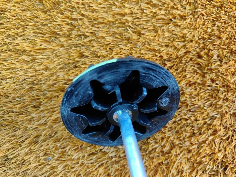 Болт крепления запасного колеса