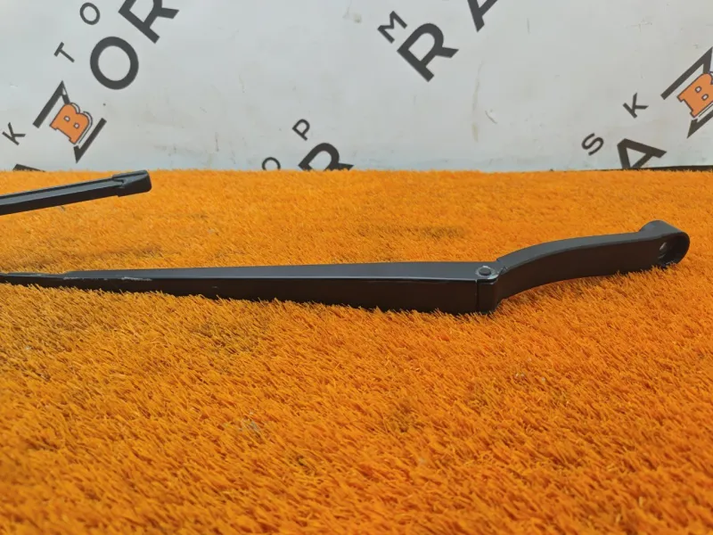 Поводок стеклоочистителя лобового стекла