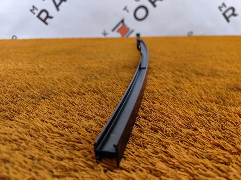 Направляющая стекла двери