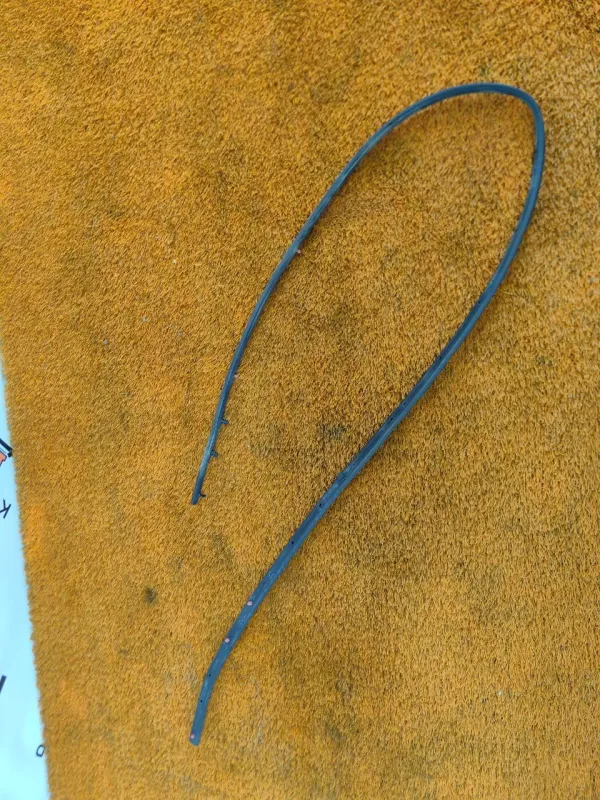 Уплотнитель капота