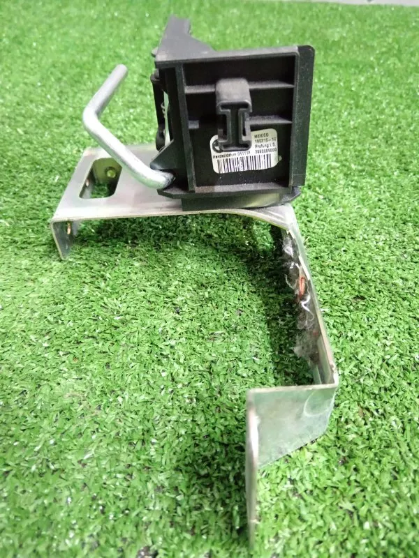 Кронштейн шторки багажника