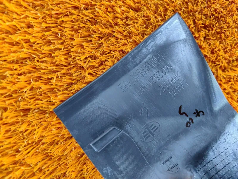 Накладка петли крышки багажника