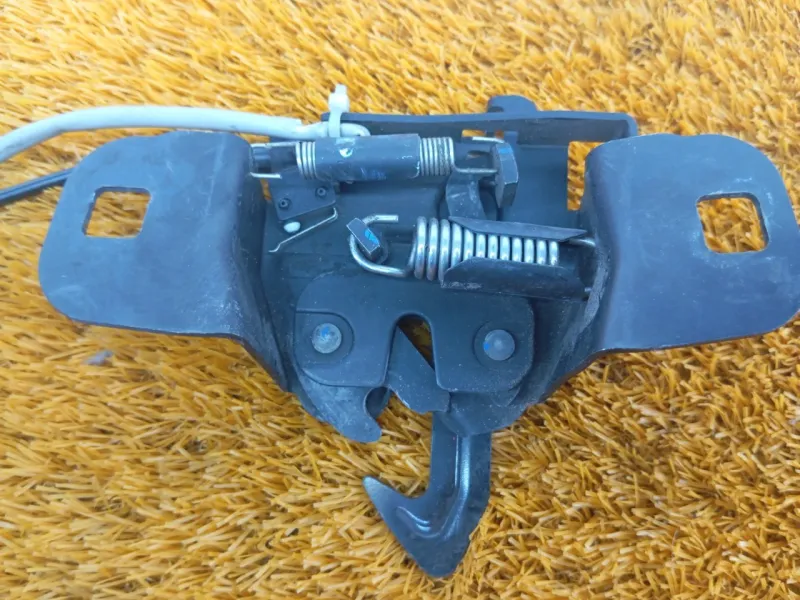 Замок капота