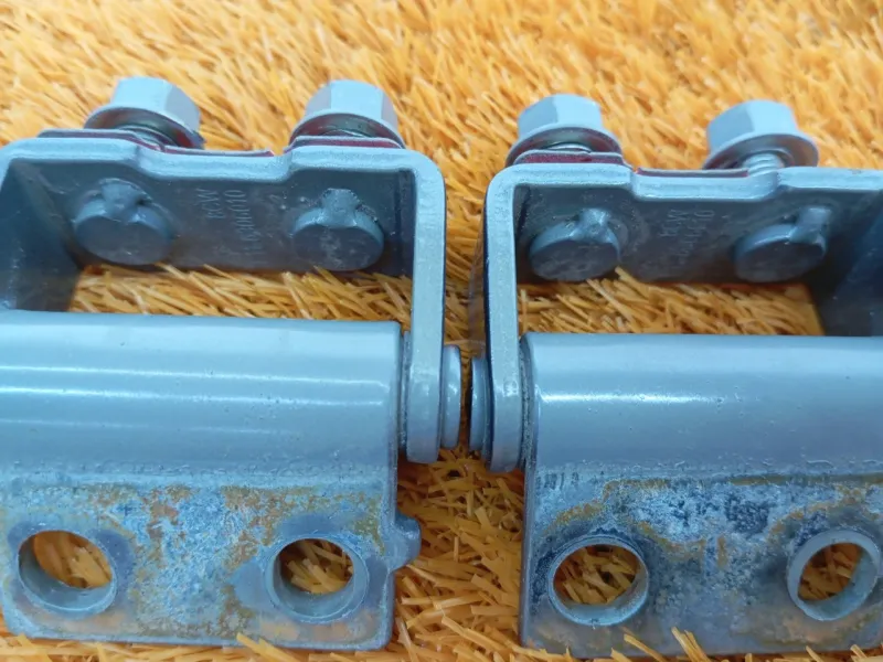 Петля двери багажника