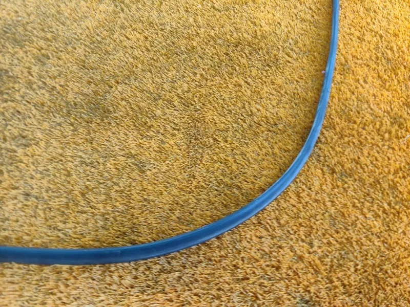 Уплотнитель капота