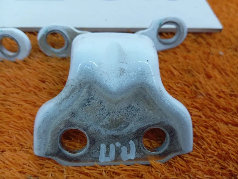 Петля двери