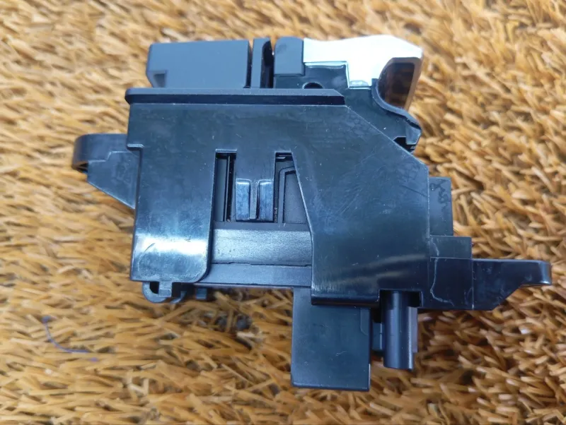 Кнопка стояночного тормоза