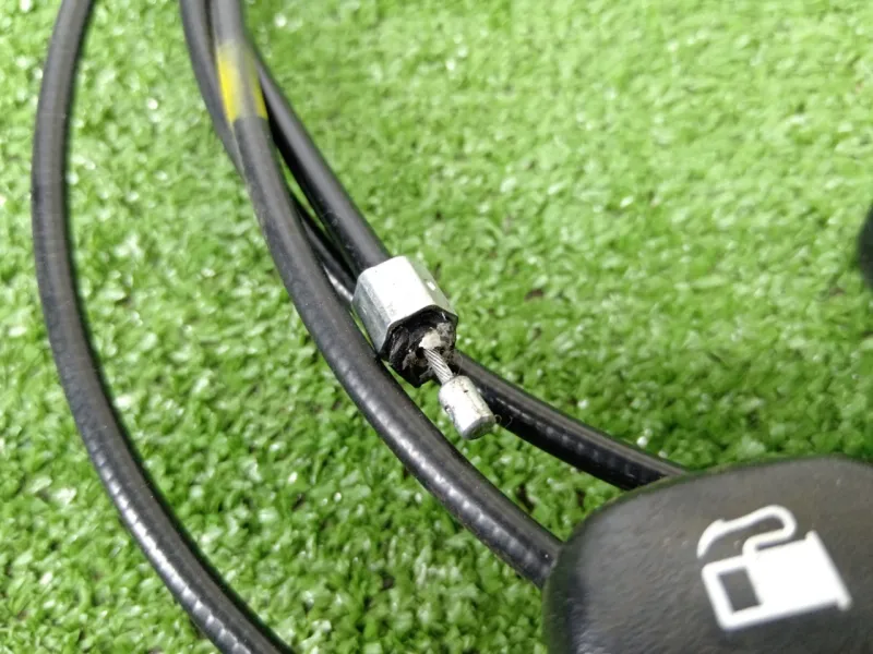 Трос лючка топливного бака