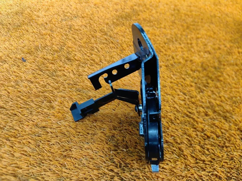 Замок спинки сиденья