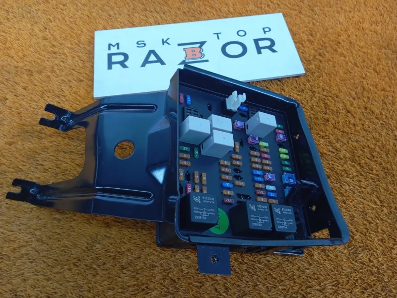 Блок предохранителей под капот