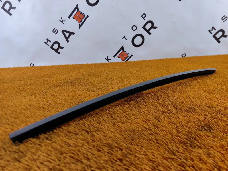 Направляющая стекла двери