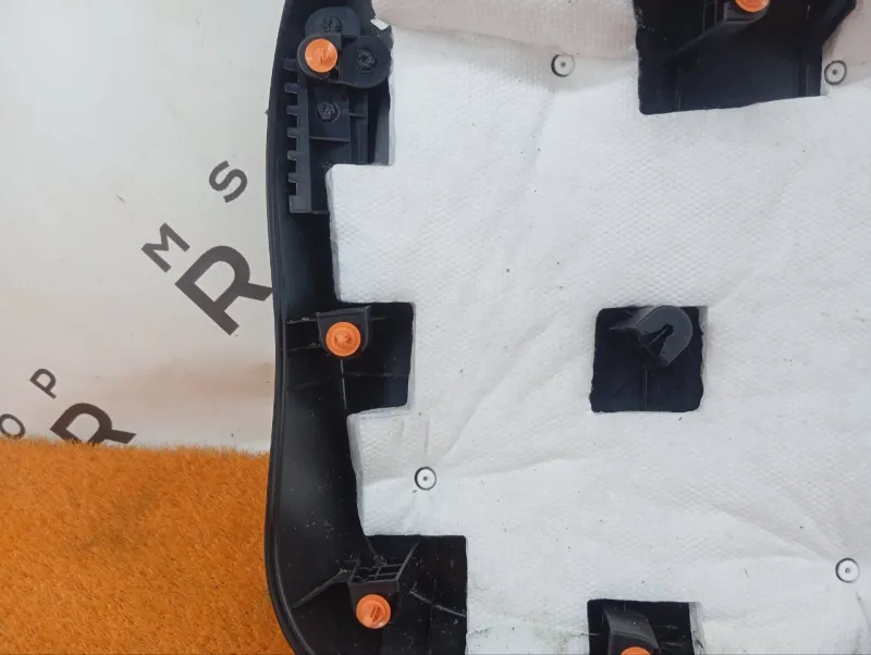 Обшивка двери багажника