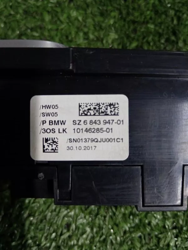 Панель управления в центральной консоли