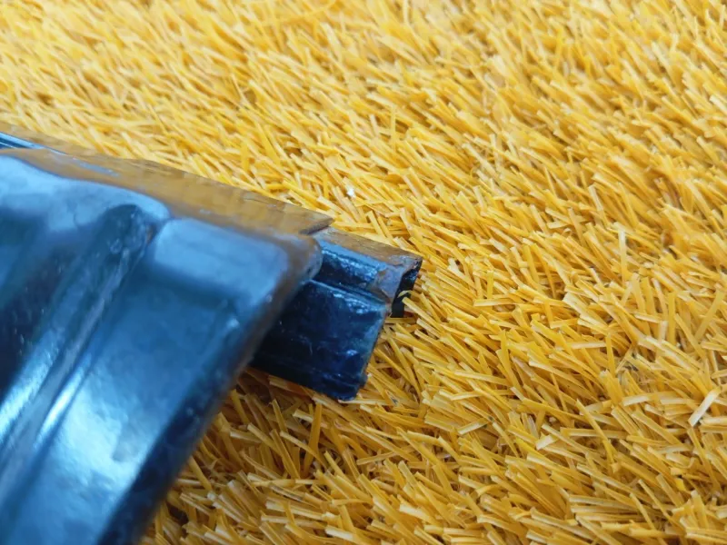 Направляющая стекла двери