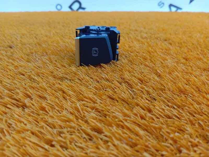 Кнопка стояночного тормоза