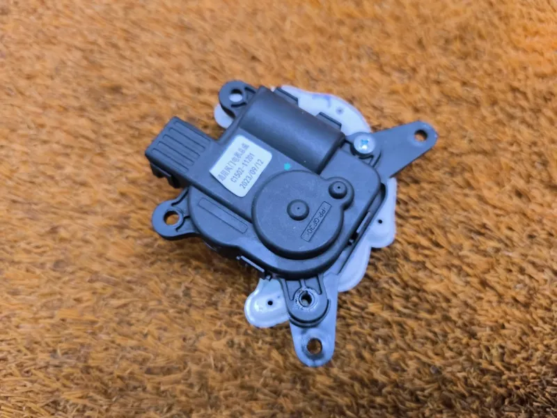 Сервопривод заслонок печки