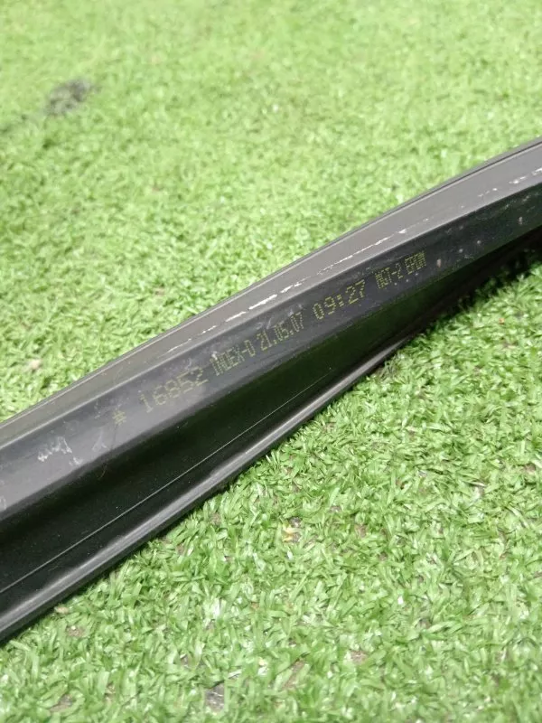 Уплотнитель стекла двери