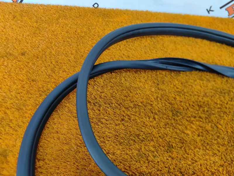 Уплотнитель проема двери